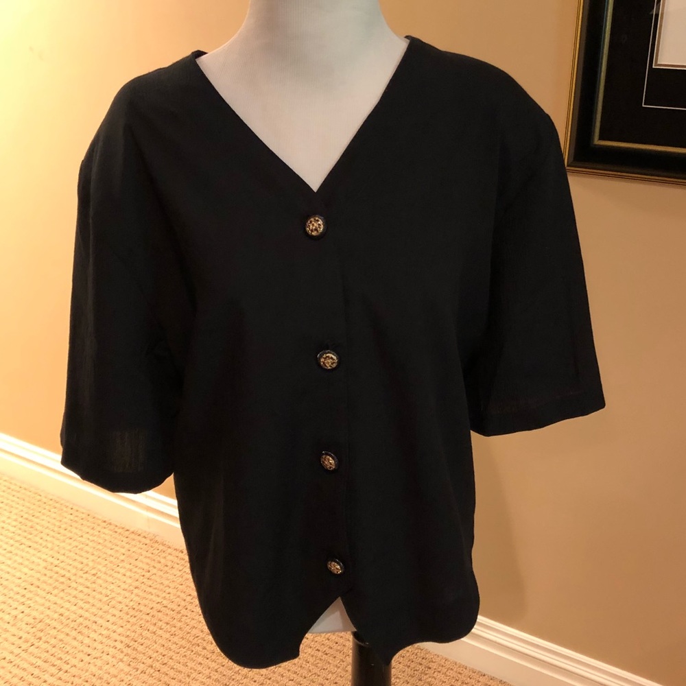 Beautiful black top w/detailed buttons & V bottom